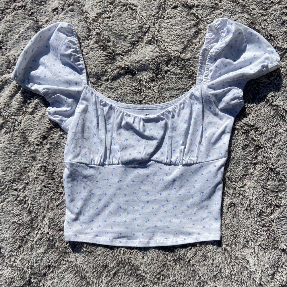 White/Blue Floral slightly cropped shirt - Medium, Hollister